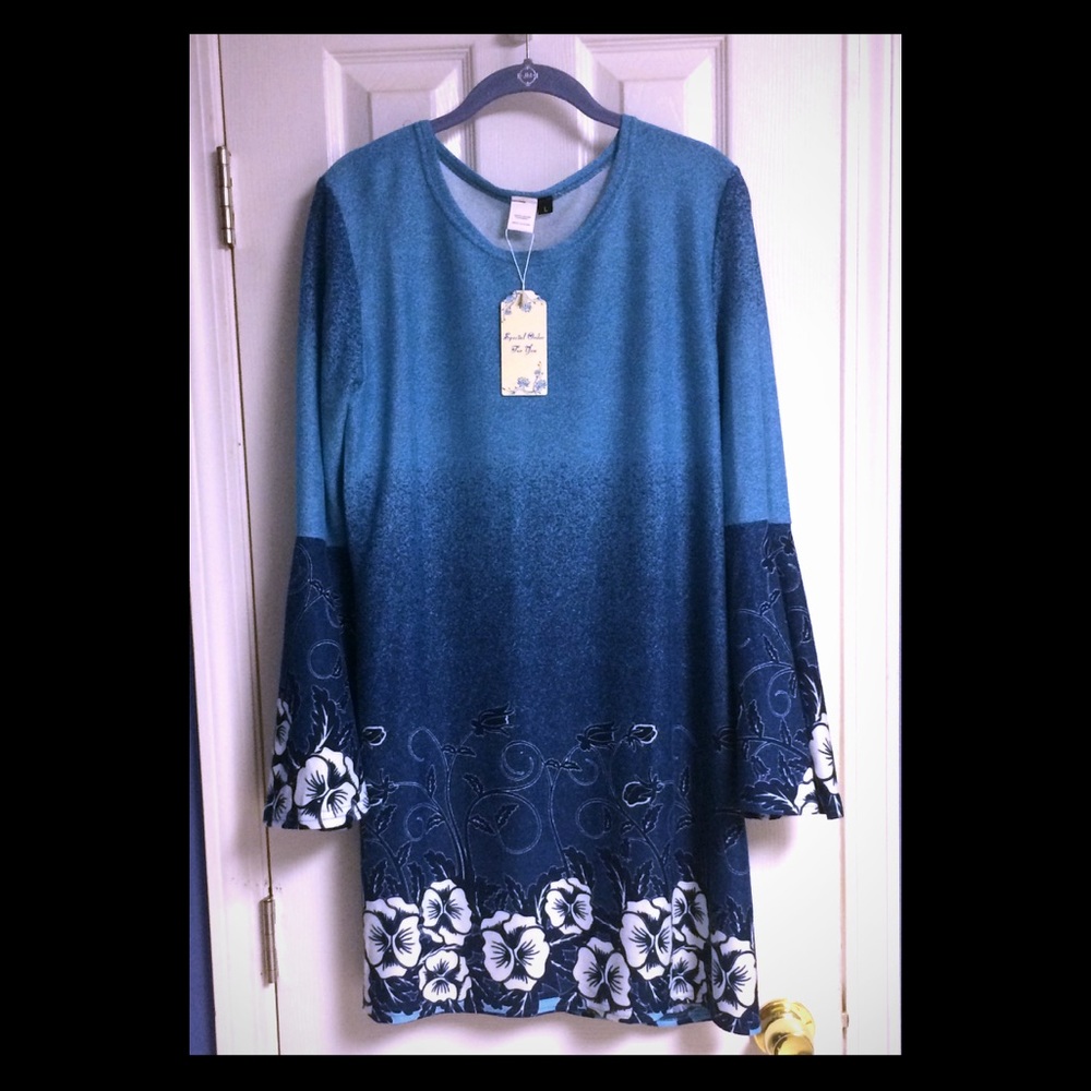 🌺 NWT Ombré Tunic with Bell Sleeves